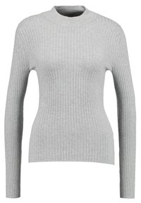 Haut en maille côtelée gris clair avec manches longues et col montant. Le tissu a une texture douce avec des rayures verticales espacées uniformément.