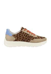 Les baskets à imprimé léopard présentent un mélange de matériaux en daim beige et marron, avec des lacets orange et un accent de talon bleu clair sur une semelle blanche.