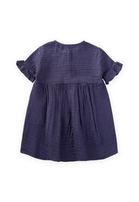 Vestido de algodón púrpura con mangas cortas con volantes, cuerpo fruncido y tela texturizada. Diseño fluido, vista trasera.
