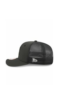 Schwarze Kappe mit gebogenem Schild, featuring ein Netzrücken, Logo-Patch an der Seite und flachem Schirm-Design. Glatte Textur und strukturierte Passform.