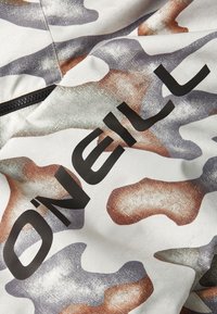 O'Neill Schwimmmaterial mit einem weißen, grauen und braunen Camouflage-Muster sowie auffälliger schwarzer Markenkennzeichnung. Glatte Textur mit einem Reißverschlussdetail.