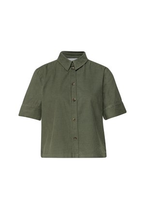 Camisa de manga corta color verde oliva con cuello y cinco botones frontales, hecha de tela texturizada.