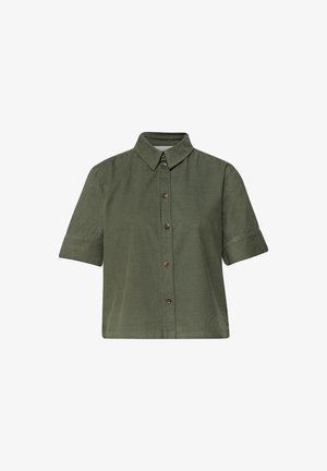 Camisa de manga corta color verde oliva con cuello y cinco botones frontales, hecha de tela texturizada.