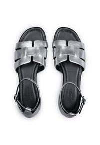 Zilveren metalen sandalen met een textuurafwerking, voorzien van brede banden in een gehaakt ontwerp en een achterste enkelband. Zwarte zool en voering.