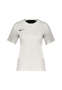 Maglietta sportiva bianca a maniche corte realizzata in tessuto elasticizzato. Presenta un colletto rotondo e un piccolo logo Nike nero sul lato sinistro del petto.