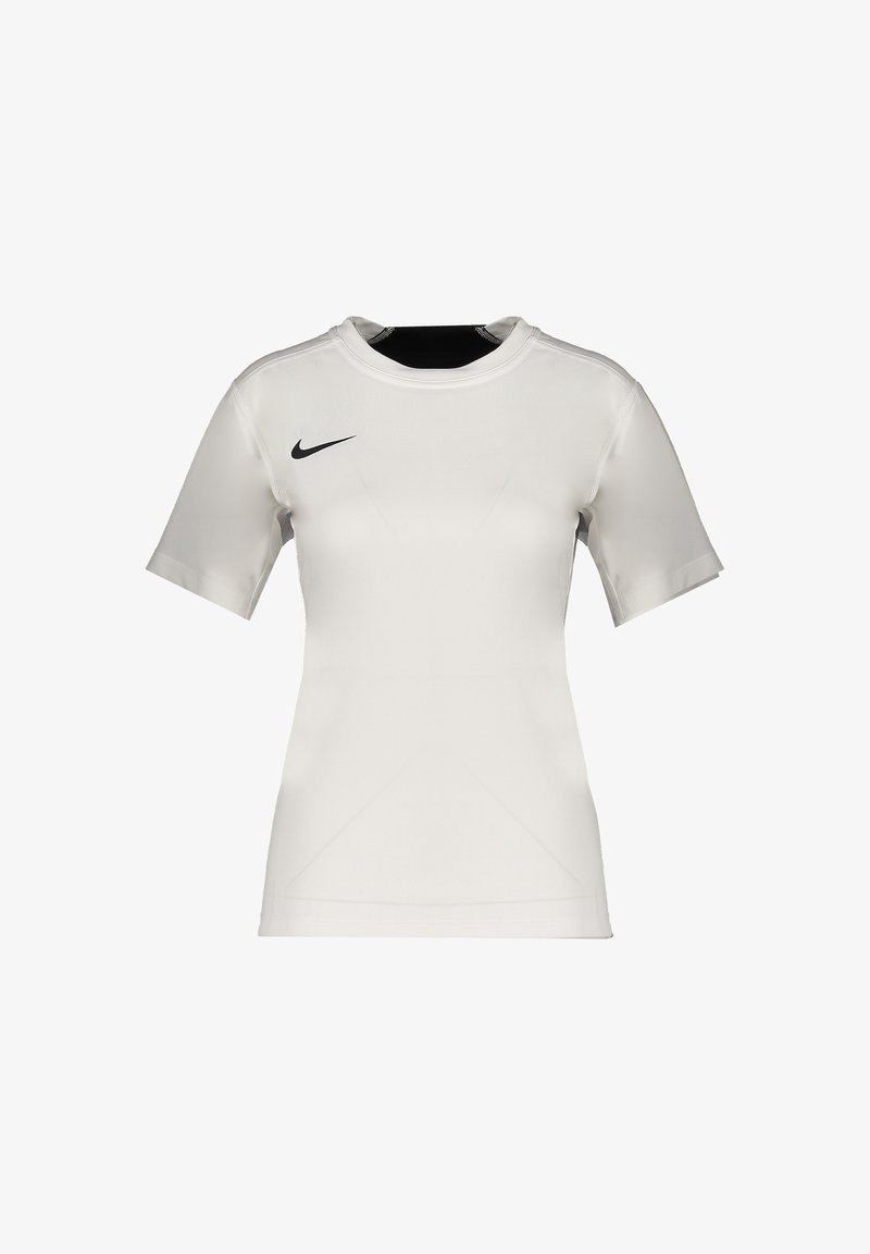 Maglietta sportiva bianca a maniche corte realizzata in tessuto elasticizzato. Presenta un colletto rotondo e un piccolo logo Nike nero sul lato sinistro del petto.