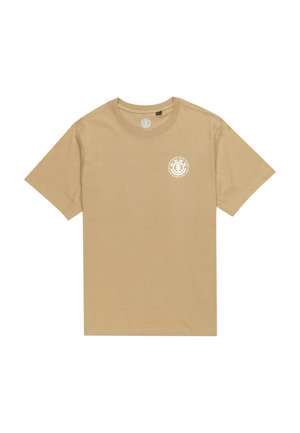 Kortärmad t-shirt i ljusbrun bomull med rund hals, med en vit cirkulär logotyp på vänster bröst och en slät textur.