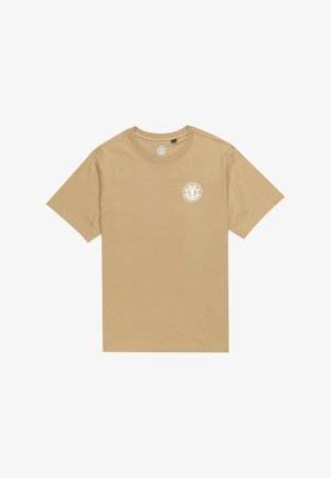Krátky rukáv tričko z ľahkej hnedej bavlny s okrúhlym výstrihom, na ľavej strane hrudi má biele kruhové logo a hladkú textúru.