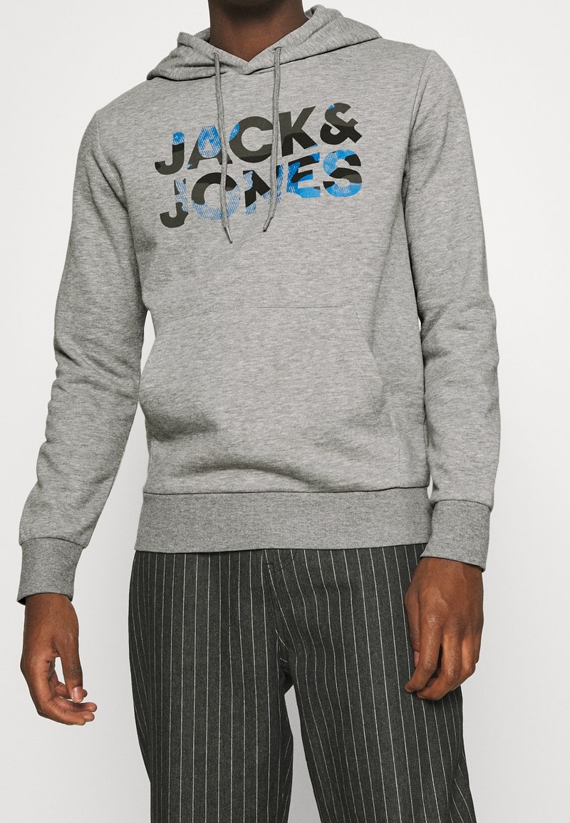 Felpa grigia realizzata in materiale morbido, con tasca frontale, cordini e un design grafico multicolore con il testo "JACK & JONES".