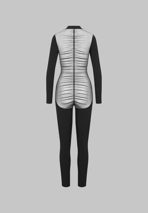 Combinaison noire intégrale avec un dos texturé blanc contrastant, dotée de plis verticaux et de manches longues. Design ajusté offrant une couverture complète.