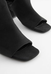 Next FOREVER COMFORT® LOW CUT  - Páskové sandály  - black