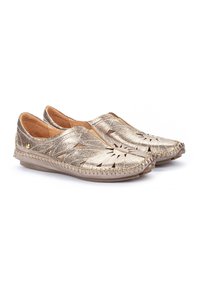 Chaussures à enfiler en métal doré avec des découpes florales, tige en cuir texturé et semelle beige clair contrastante avec des détails cousus.
