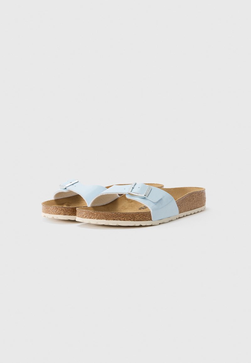 Lichtblauwe sandalen met twee verstelbare banden, kurken voetbed en witte rubberen zool, met een gladde textuur en een minimalistisch ontwerp.