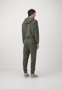 EA7 Emporio Armani TROUSER - Treniņtērpa apakšdaļas - verde scuro