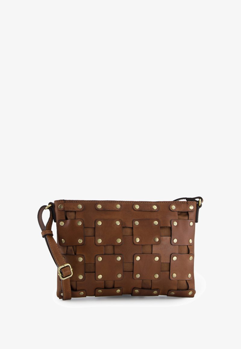 Braune Lederhandtasche mit quadratischen Leder-Patches und Messingnieten, ausgestattet mit einem Umhängegurt und einer glatten Textur.