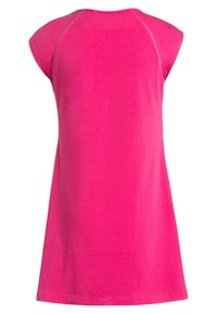 Růžové bezrukávové šaty s hladkou texturou. Kulatý výstřih a uvolněný střih, s plochými švy podél ramen a lemu.