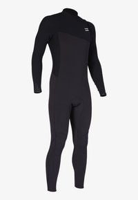 Traje de neopreno negro con mangas largas, paneles laterales texturizados y costuras reforzadas. Diseño ajustado con rodilleras para mayor durabilidad.