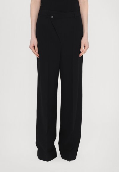 Pantaloni negri cu croi amplu, având un design elegant, talie ajustată cu închidere prin buton și material cu textură netedă.
