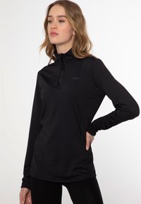 Pullover nero a maniche lunghe con colletto a mezza zip, texture liscia e design minimalista con logo del marchio discreto.