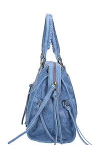 Borsa a tracolla blu in suede con finitura texturizzata, chiusura a zip e frange decorative. Presenta hardware dorato e dettagli con coulisse laterali.