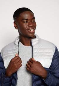 Jack & Jones JJEHERO PUFFER COLLAR - Vinterjakke - navy blazer/glacier gray