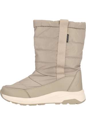 Beige vandtæt støvle med en quiltet overdel, elastisk stropdetalje og en solid gummisål. Rund tå med teksturerede paneler.