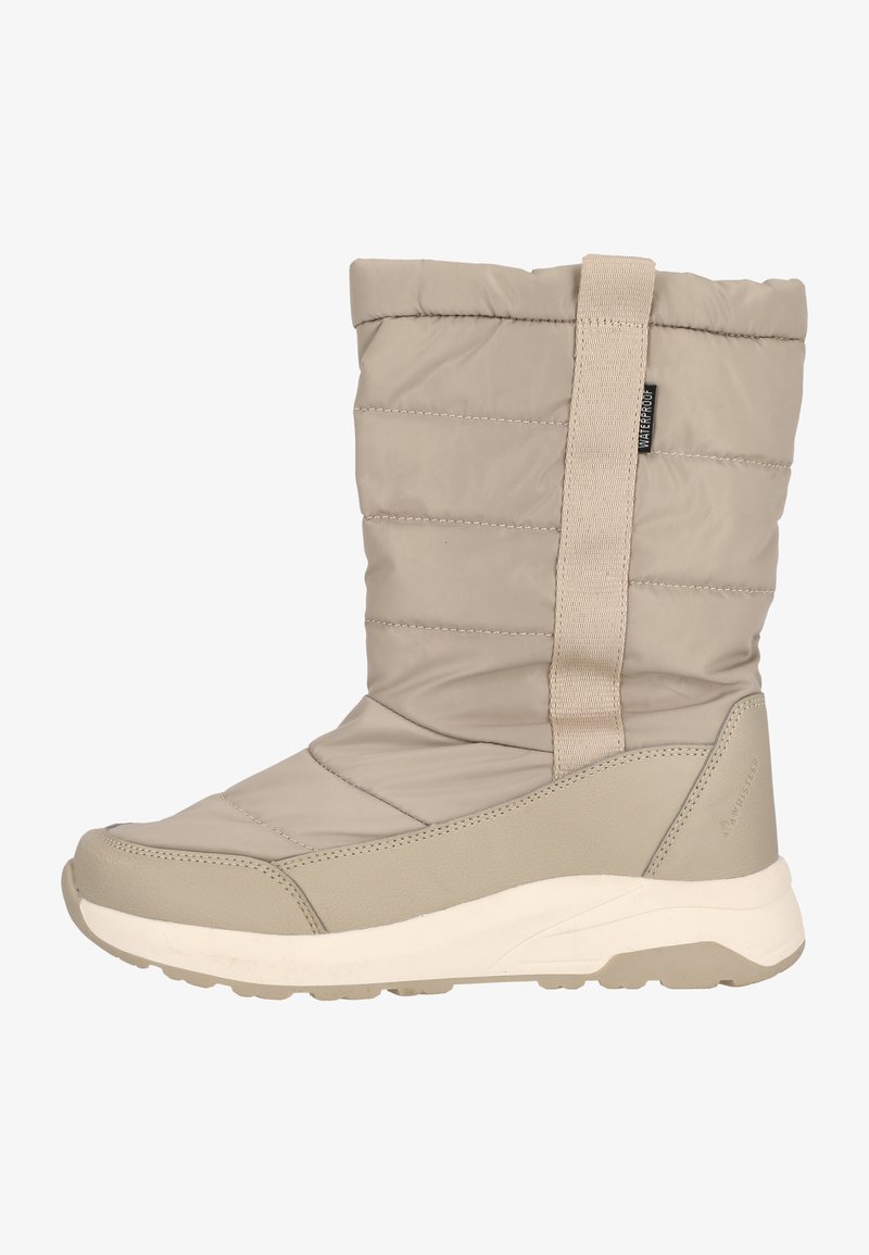 Beige waterdichte laars met een gevoerde bovenkant, een accent van elastische band en een stevige rubberen zool. Ronde neus met textuurpanelen.