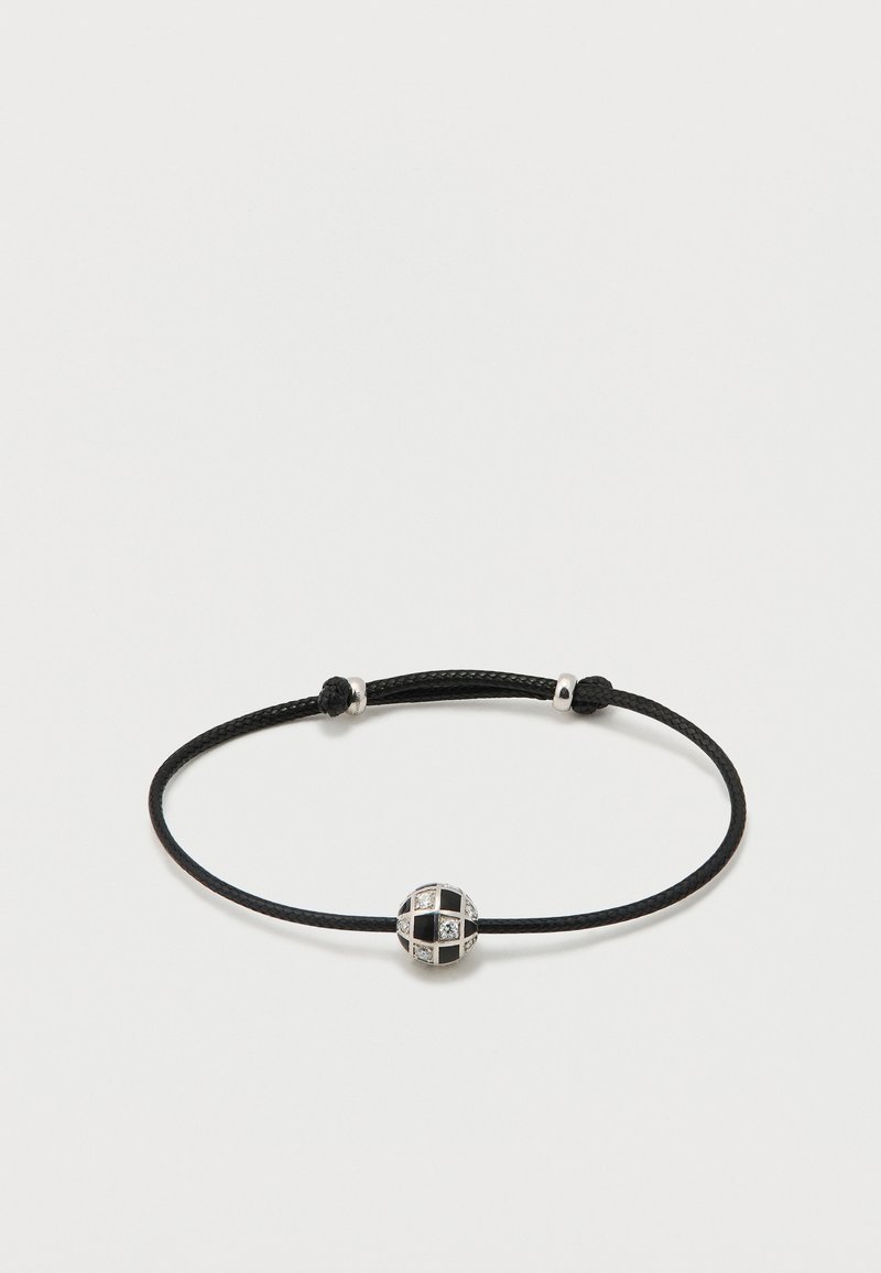 Čierny tkaný náramok so striebornou ozdobnou guľou zdobenou striedavými čiernymi a priehľadnými kryštálmi. Nastaviteľný dizajn s kovovými akcentmi.