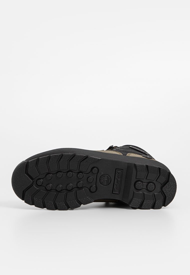 Czarna guma na podeszwie z wzorami bieżnika, a także beżowy i khaki wierzch. Wzmocnione szwy i widoczne detale logo.