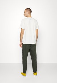 Nike Sportswear CITY MADE PANT - Chinos - sequoia/black