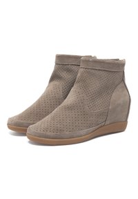Bottes de cheville en daim gris avec design perforé, talon compensé et semelle en caoutchouc. Présente une finition lisse et un col bas.