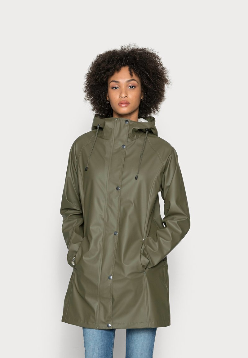 Olijfgroene regenjas met een capuchon, gemaakt van waterdicht materiaal. Voorzien van drukknoopsluitingen, trekkoorden en zijzakken. Glad textuur.