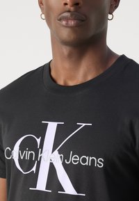 Calvin Klein Jeans SEASONAL MONOLOGO TEE - Marškinėliai su spaudiniu - black/pastel lilac
