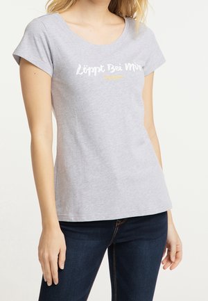 Jasnoszary T-shirt z krótkim rękawem i okrągłym dekoltem, z białym i żółtym napisem „Löpt Bei Mir” na wysokości klatki piersiowej. Miękka bawełniana tkanina.