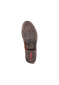Semelle de chaussure en cuir marron avec des motifs de semelle profonds, montrant des signes d'usure. Présente un logo rouge au talon et un caoutchouc texturé pour l'adhérence.