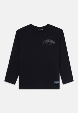 Svart langermet T-skjorte med rund hals og teksten "VINGINO EST. 1997" på brystet, samt et lite rektangulært merke nær sømmen.