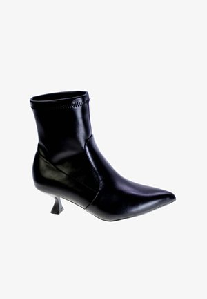 Stivale alla caviglia nero realizzato in pelle liscia, con punta affilata, gambale corto e un design innovativo del tacco geometrico.