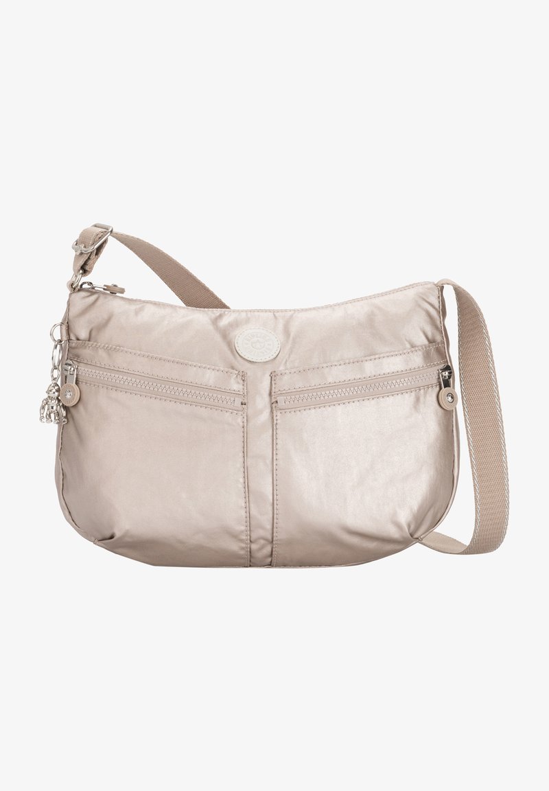 Borsa a spalla in nylon beige con due tasche frontali con zip, una tracolla tessuta e un emblema circolare del marchio sul davanti. Texture liscia e lucida.