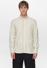 Overhemd met knopen in off-white met verticale blauwe strepen, lange mouwen en een bandkraag. Voorzien van een borstzak en een zachte textuur.