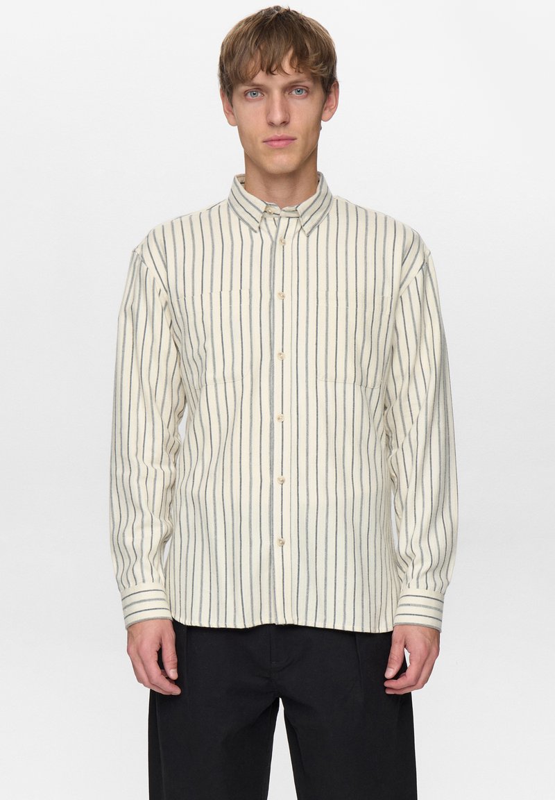 Overhemd met knopen in off-white met verticale blauwe strepen, lange mouwen en een bandkraag. Voorzien van een borstzak en een zachte textuur.