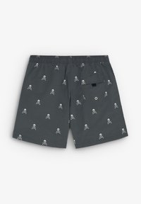 Shorts griș cu un model repetat de cranii și oase încrucișate albe. Talie elastică cu un buzunar pe spate și un accent de marcă.