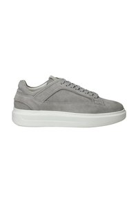 Grijze suede sneaker met een witte rubberen zool, ronde neus, platte veters en zijaccenten. Eenvoudig en modern ontwerp.
