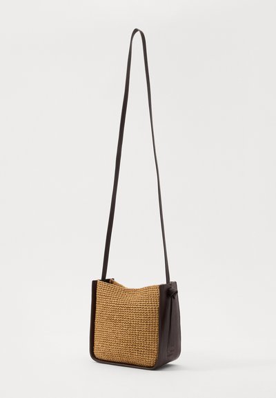 Loeffler Randall Taška cez plece - espresso