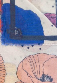 Przezroczysty szal z kwiatowymi wzorami w odcieniach niebieskiego, pomarańczowego i fioletowego, o teksturowanym wykończeniu i czarnych akcentach konturowych; frędzlowe krawędzie.