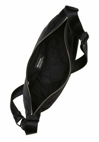Borsa nera in tessuto riciclato con chiusura a zip, tracolla regolabile e etichetta interna. Texture liscia, design semplice e ampia apertura.