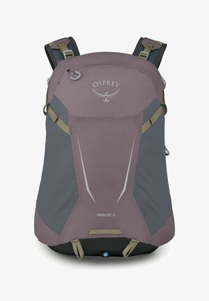 Zaino da trekking Osprey Hikelite 18 in viola tenue e grigio, con spallacci imbottiti, dettagli riflettenti e molteplici anelli per agganci.