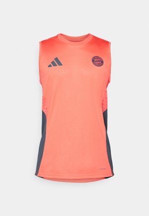 Camiseta atlética sin mangas en color coral con paneles laterales gris oscuro. Presenta el logo de Adidas y el emblema del FC Bayern Munich. Está hecha de una tela ligera.