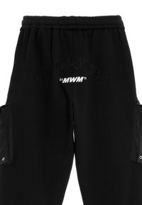 Pantalones de chándal negros con cintura elástica, que cuentan con bolsillos externos, texto bordado en gris oscuro y detalles plateados en los bolsillos.