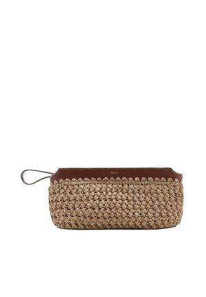 Bolso clutch beige tejido con ribete de cuero marrón, pequeña asa y logo MNG en el centro superior.