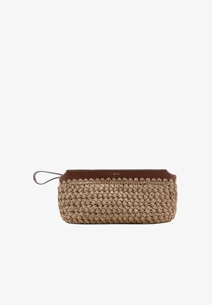 Pochette beige intrecciata con rifiniture in pelle marrone, piccolo anello per manico e logo MNG in alto al centro.